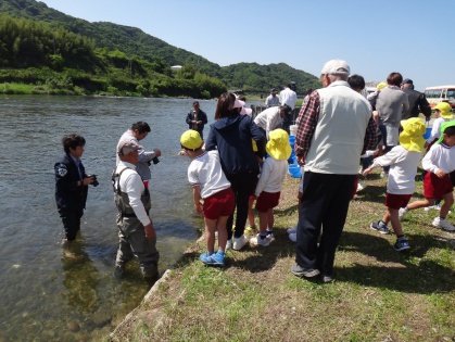 佐波川　稚魚放流